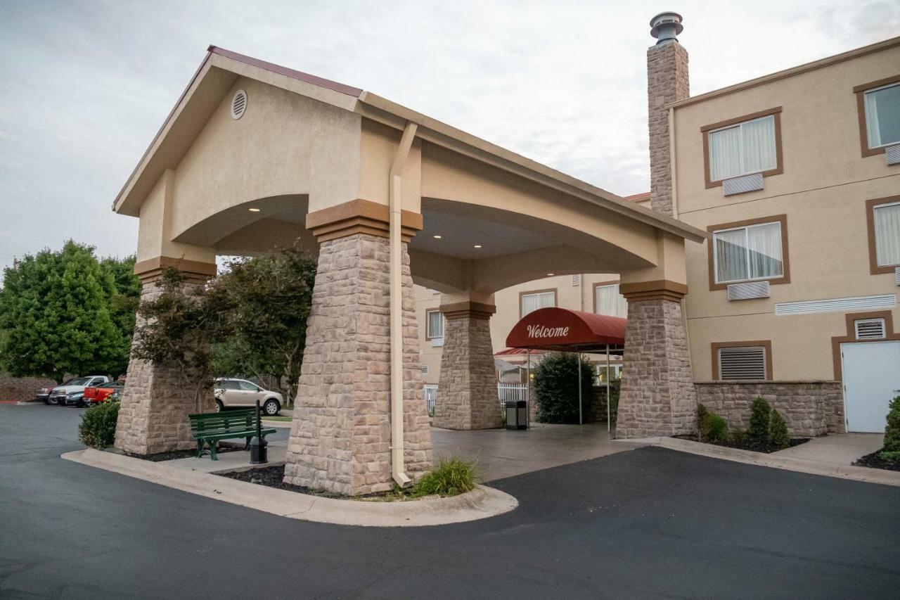 Baymont By Wyndham Springfield I-44 Hotel Bagian luar foto